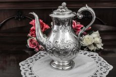 画像1: シルバープレート　ヴィクトリアンロココ　お花のガーランド　お花のチェイシング　コーヒーポット (1)