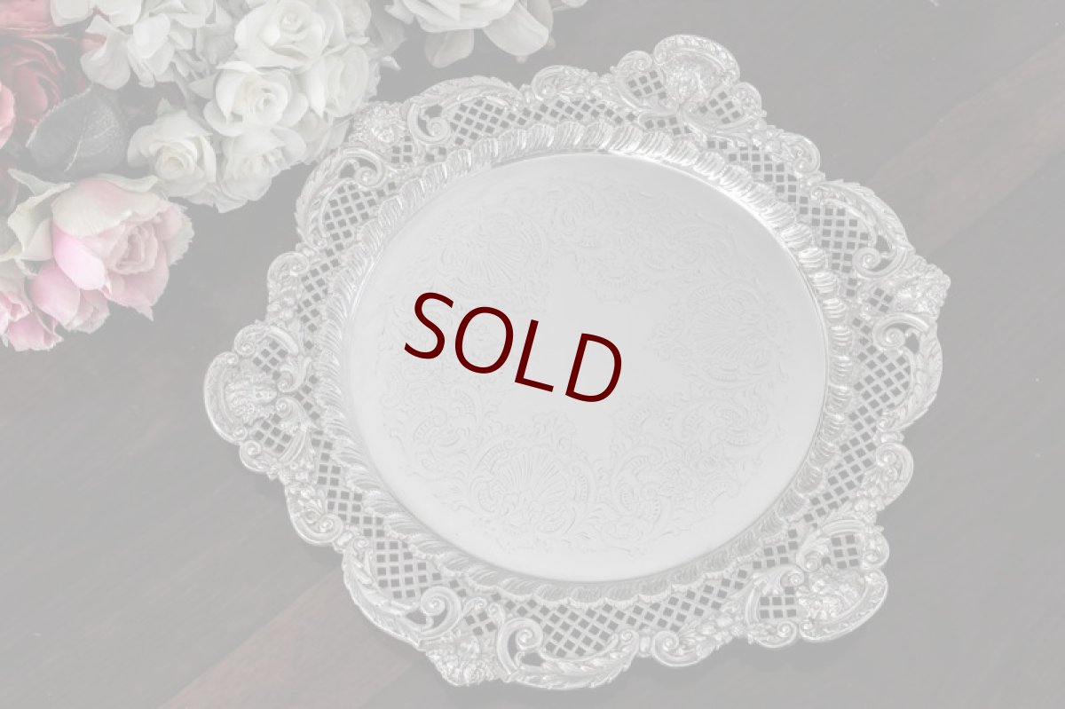 画像1: シルバープレート　ヴィクトリア時代中期　手作り鋳金細工透かしボーダー　ハンドエングレービング　サルヴァ (1)