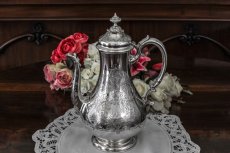 画像1: シルバープレート　ヴィクトリア時代後期　スクロールのハンドエングレービング　コーヒーポット (1)