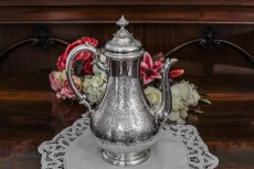 画像4: シルバープレート　ヴィクトリア時代後期　スクロールのハンドエングレービング　コーヒーポット (4)