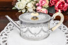 画像1: 純銀製（９２５）1873年　ハンドエングレーブ　薔薇のガーランド＆リボンガーランド　バチェラーサイズティーポット (1)