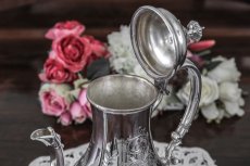 画像9: シルバープレート　ヴィクトリア時代後期　スクロールのハンドエングレービング　コーヒーポット (9)