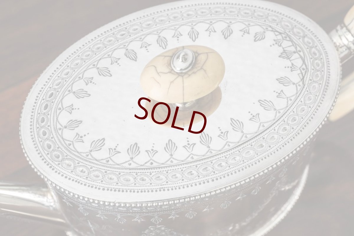 画像5: 純銀製（９２５）1873年　ハンドエングレーブ　薔薇のガーランド＆リボンガーランド　バチェラーサイズティーポット (5)