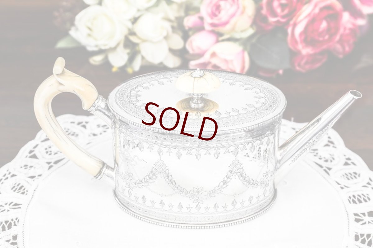 画像3: 純銀製（９２５）1873年　ハンドエングレーブ　薔薇のガーランド＆リボンガーランド　バチェラーサイズティーポット (3)