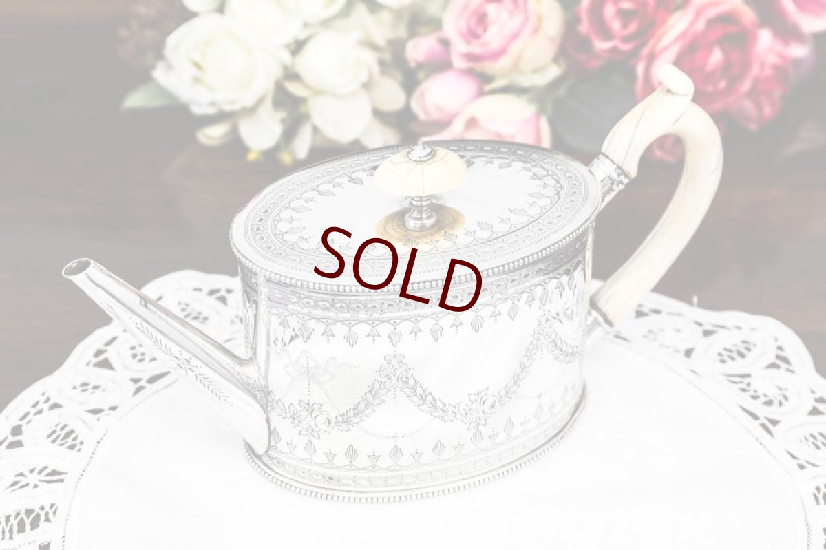 画像2: 純銀製（９２５）1873年　ハンドエングレーブ　薔薇のガーランド＆リボンガーランド　バチェラーサイズティーポット (2)