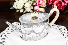 画像2: 純銀製（９２５）1873年　ハンドエングレーブ　薔薇のガーランド＆リボンガーランド　バチェラーサイズティーポット (2)