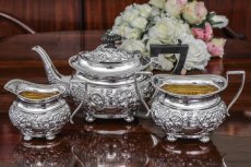 画像1: 純銀（925）1902年　ロココ調スクロールとお花の打ち出し バチェラーサイズ　ティーセット (1)