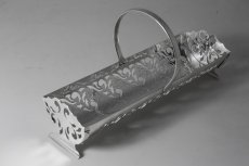 画像3: シルバープレート　ヴィンテージ　打ち出し彫刻と透かし細工　ビスケットトレイ  (3)