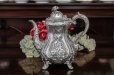 画像1: シルバープレート　ヴィクトリア時代中期　美品　お花の摘み　薔薇とお花のハンドチェイシング　コーヒーポット (1)