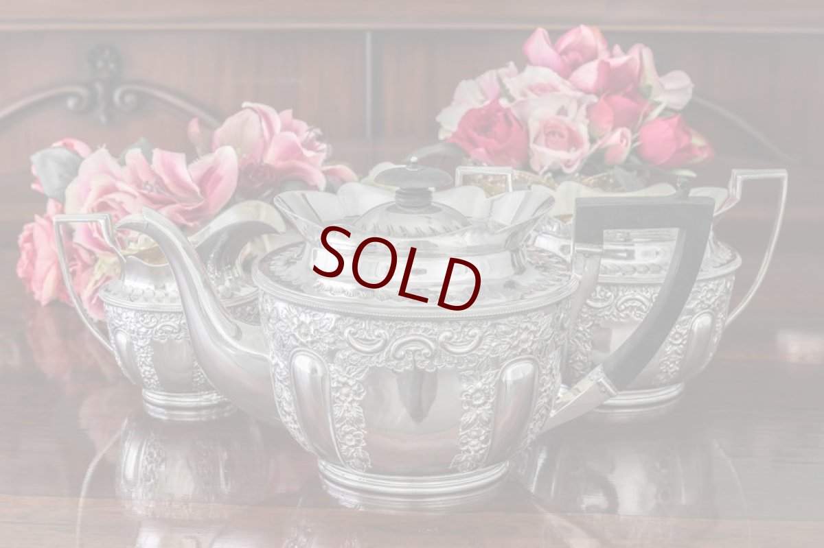 画像1: シルバープレート　ヴィクトリア時代後期　フリルの縁取り　お花の彫刻　ティー3点セット (1)