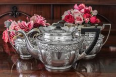 画像1: シルバープレート　ヴィクトリア時代後期　フリルの縁取り　お花の彫刻　ティー3点セット (1)