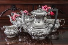 画像1: シルバープレート　1900年前後　ヴィクトリアンロココ　スクロールとお花の打ち出し　ティーコーヒー4点セット (1)