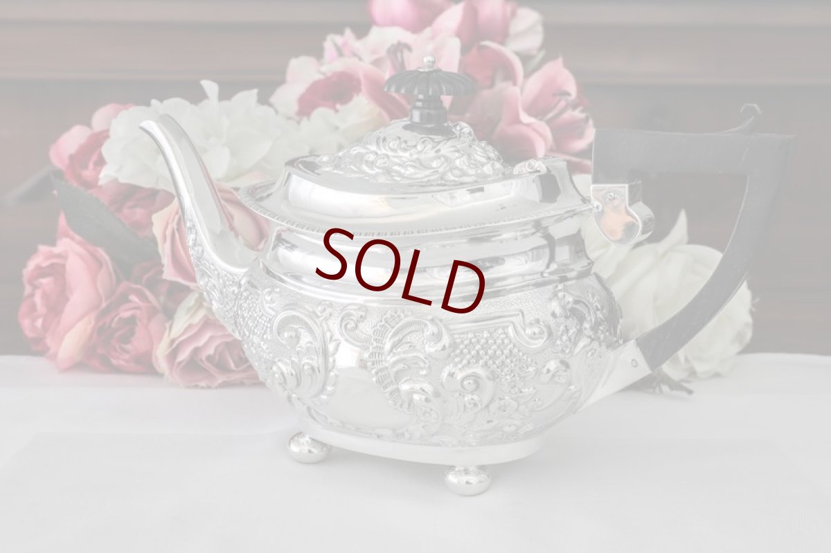 画像4: 純銀（925）1902年　ロココ調スクロールとお花の打ち出し バチェラーサイズ　ティーセット (4)