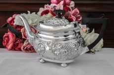 画像4: 純銀（925）1902年　ロココ調スクロールとお花の打ち出し バチェラーサイズ　ティーセット (4)