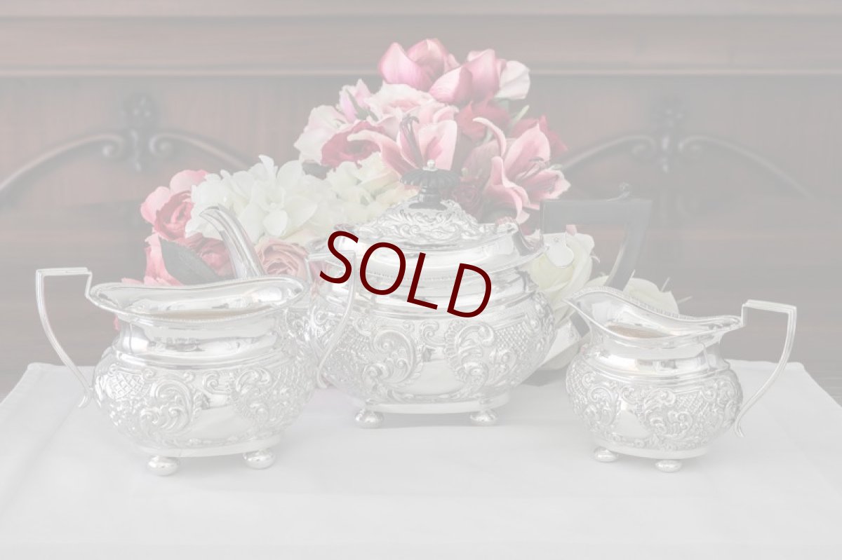 画像2: 純銀（925）1902年　ロココ調スクロールとお花の打ち出し バチェラーサイズ　ティーセット (2)