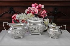 画像2: 純銀（925）1902年　ロココ調スクロールとお花の打ち出し バチェラーサイズ　ティーセット (2)