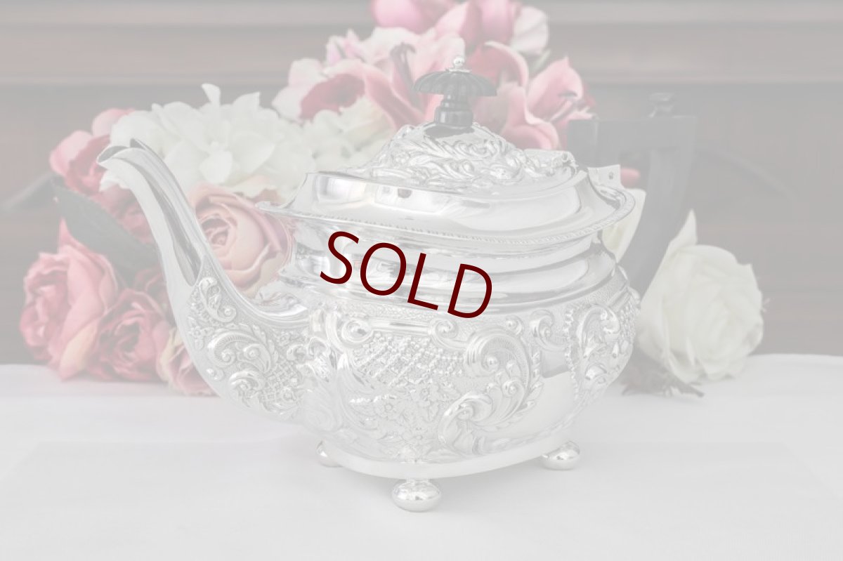 画像6: 純銀（925）1902年　ロココ調スクロールとお花の打ち出し バチェラーサイズ　ティーセット (6)