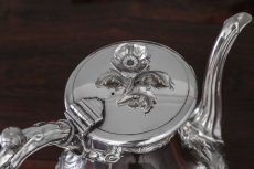 画像7: シルバープレート　ヴィクトリアン　お花の摘み、樹葉の彫刻が華麗な ティーコーヒー4点セット  (7)
