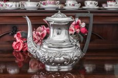 画像2: シルバープレート　1900年前後　ヴィクトリアンロココ　スクロールとお花の打ち出し　ティーコーヒー4点セット (2)