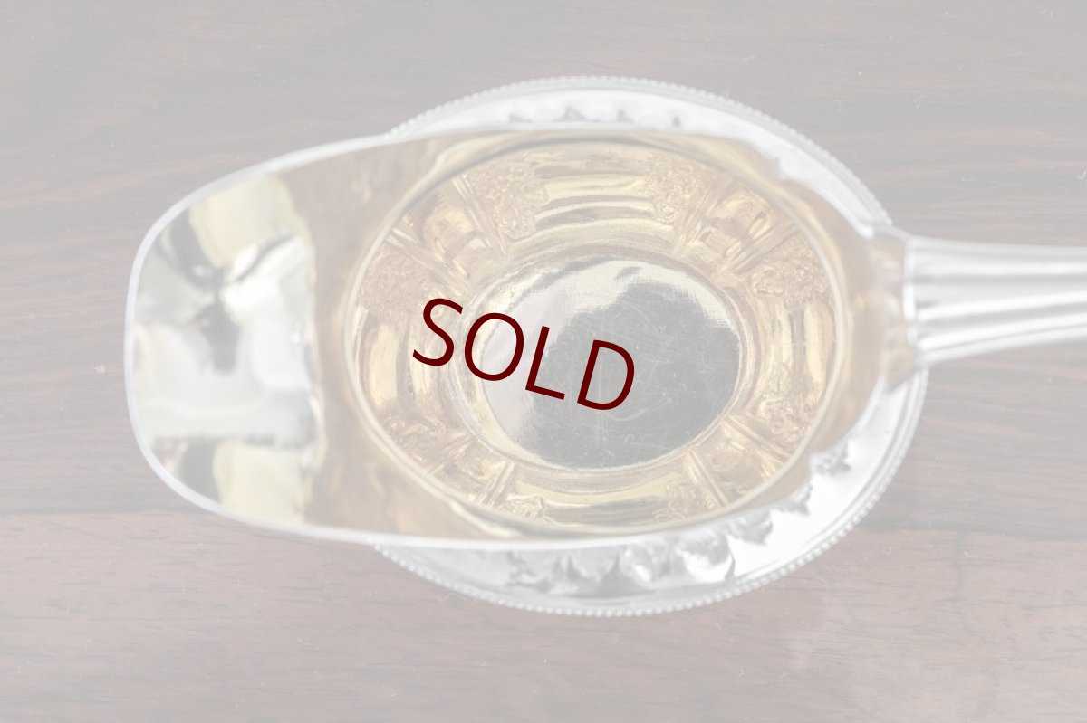 画像12: シルバープレート　ヴィクトリア時代後期　フリルの縁取り　お花の彫刻　ティー3点セット (12)