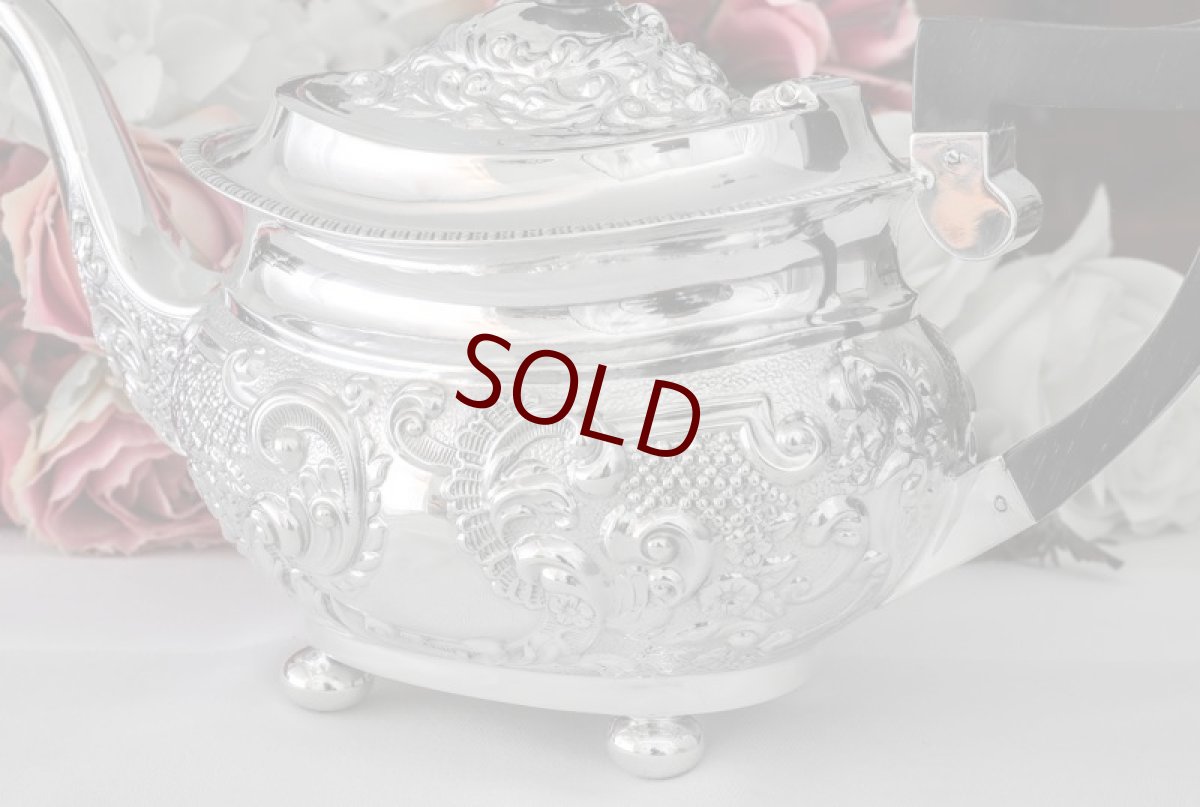 画像5: 純銀（925）1902年　ロココ調スクロールとお花の打ち出し バチェラーサイズ　ティーセット (5)