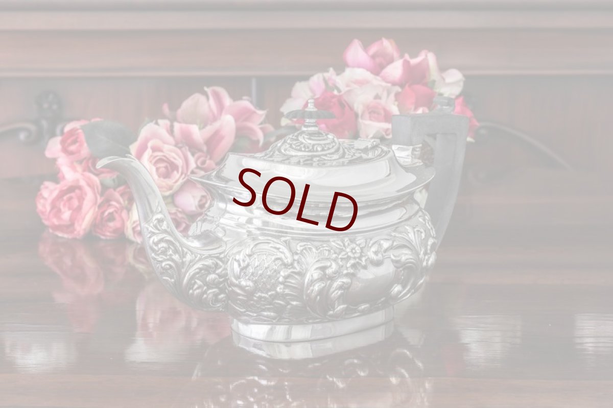 画像8: シルバープレート　1900年前後　ヴィクトリアンロココ　スクロールとお花の打ち出し　ティーコーヒー4点セット (8)