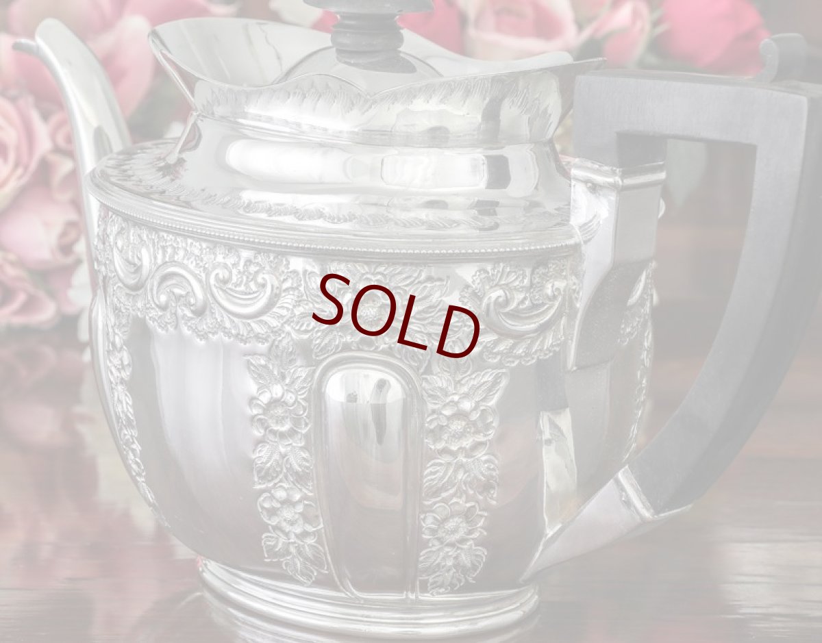 画像4: シルバープレート　ヴィクトリア時代後期　フリルの縁取り　お花の彫刻　ティー3点セット (4)