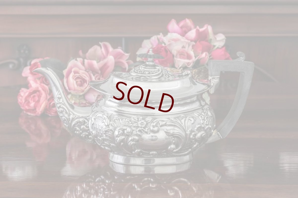 画像7: シルバープレート　1900年前後　ヴィクトリアンロココ　スクロールとお花の打ち出し　ティーコーヒー4点セット (7)