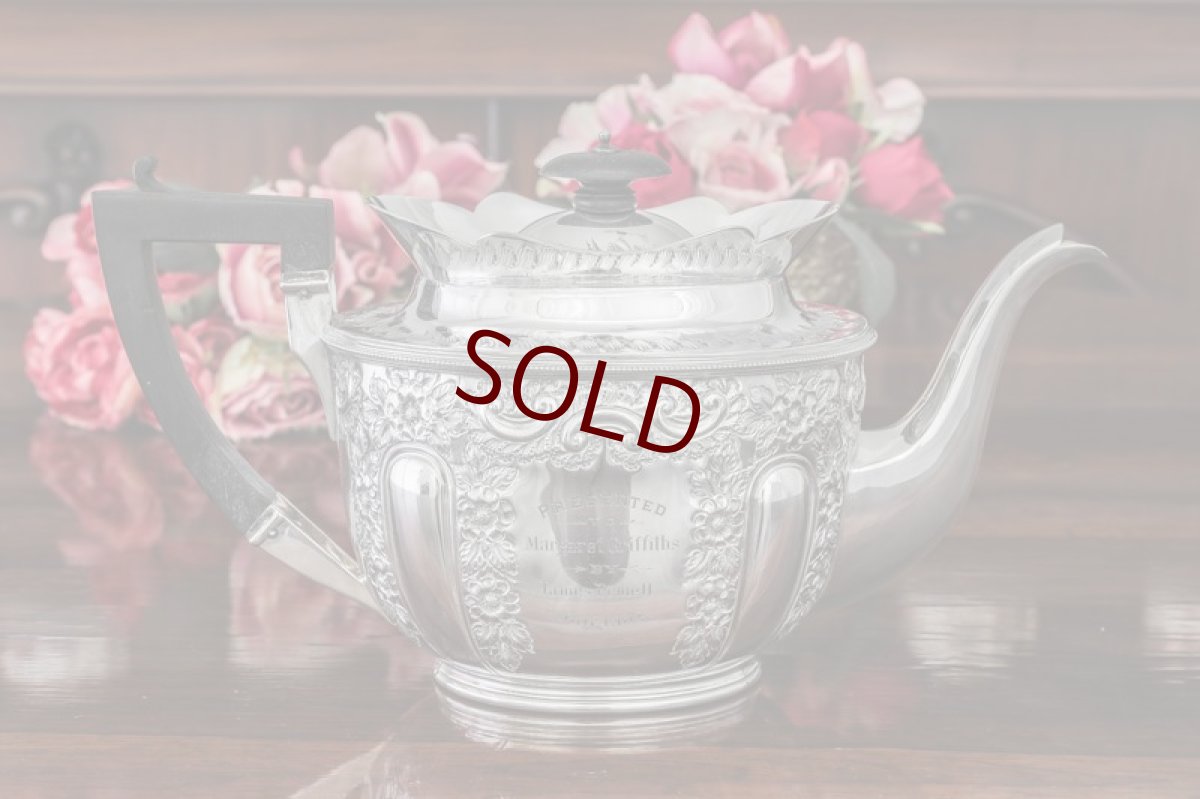 画像6: シルバープレート　ヴィクトリア時代後期　フリルの縁取り　お花の彫刻　ティー3点セット (6)