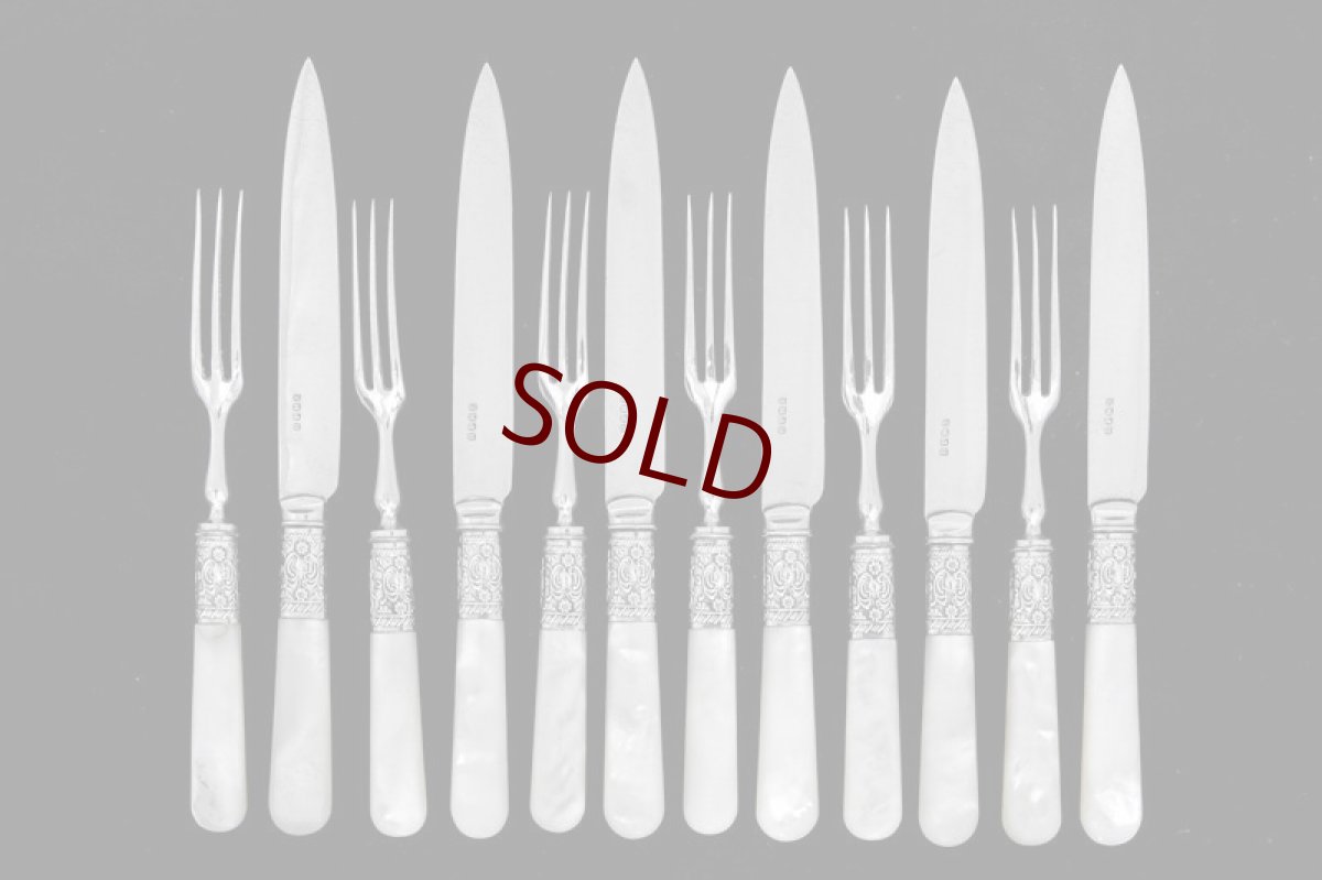 画像2: シルバープレート製　ヴィクトリア時代後期　手彫り　白蝶貝ハンドル　デザートカトラリー6組セット  (2)