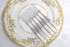 画像7: シルバープレート製　ヴィクトリア時代後期　手彫り　白蝶貝ハンドル　デザートカトラリー6組セット  (7)