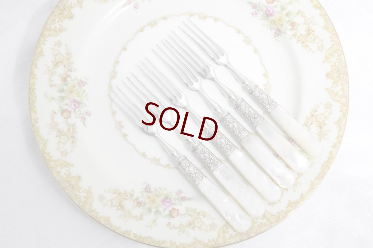 画像8: シルバープレート製　ヴィクトリア時代後期　手彫り　白蝶貝ハンドル　デザートカトラリー6組セット  (8)