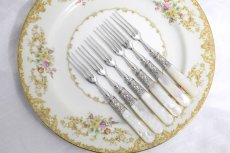 画像8: シルバープレート製　ヴィクトリア時代後期　手彫り　白蝶貝ハンドル　デザートカトラリー6組セット  (8)