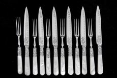 画像1: シルバープレート製　ヴィクトリア時代後期　手彫り　白蝶貝ハンドル　デザートカトラリー6組セット  (1)