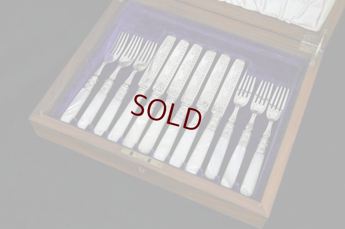 画像1: シルバープレート製　1897年制作　白蝶貝ハンドル　手彫りブレード　デザートカトラリー6組セット　ボックス入り (1)