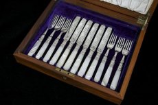 画像1: シルバープレート製　1897年制作　白蝶貝ハンドル　手彫りブレード　デザートカトラリー6組セット　ボックス入り (1)