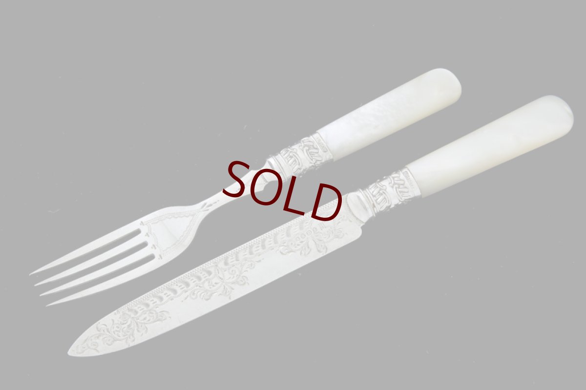 画像4: シルバープレート製　1897年制作　白蝶貝ハンドル　手彫りブレード　デザートカトラリー6組セット　ボックス入り (4)