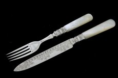 画像4: シルバープレート製　1897年制作　白蝶貝ハンドル　手彫りブレード　デザートカトラリー6組セット　ボックス入り (4)