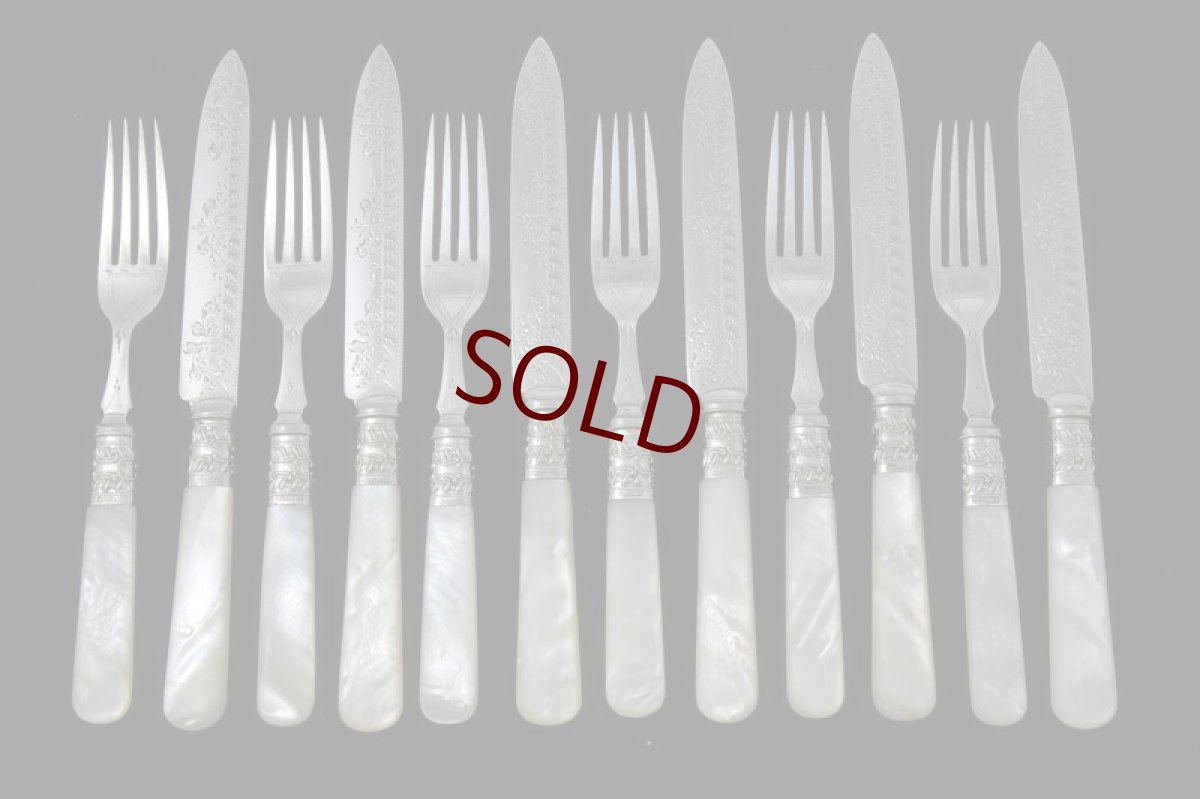 画像2: シルバープレート製　1897年制作　白蝶貝ハンドル　手彫りブレード　デザートカトラリー6組セット　ボックス入り (2)