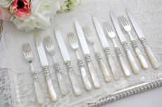 画像8: シルバープレート製　1897年制作　白蝶貝ハンドル　手彫りブレード　デザートカトラリー6組セット　ボックス入り (8)