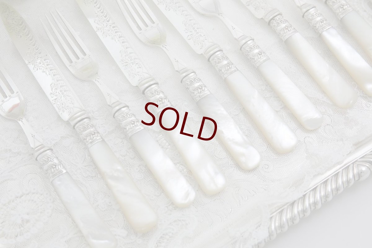 画像7: シルバープレート製　1897年制作　白蝶貝ハンドル　手彫りブレード　デザートカトラリー6組セット　ボックス入り (7)