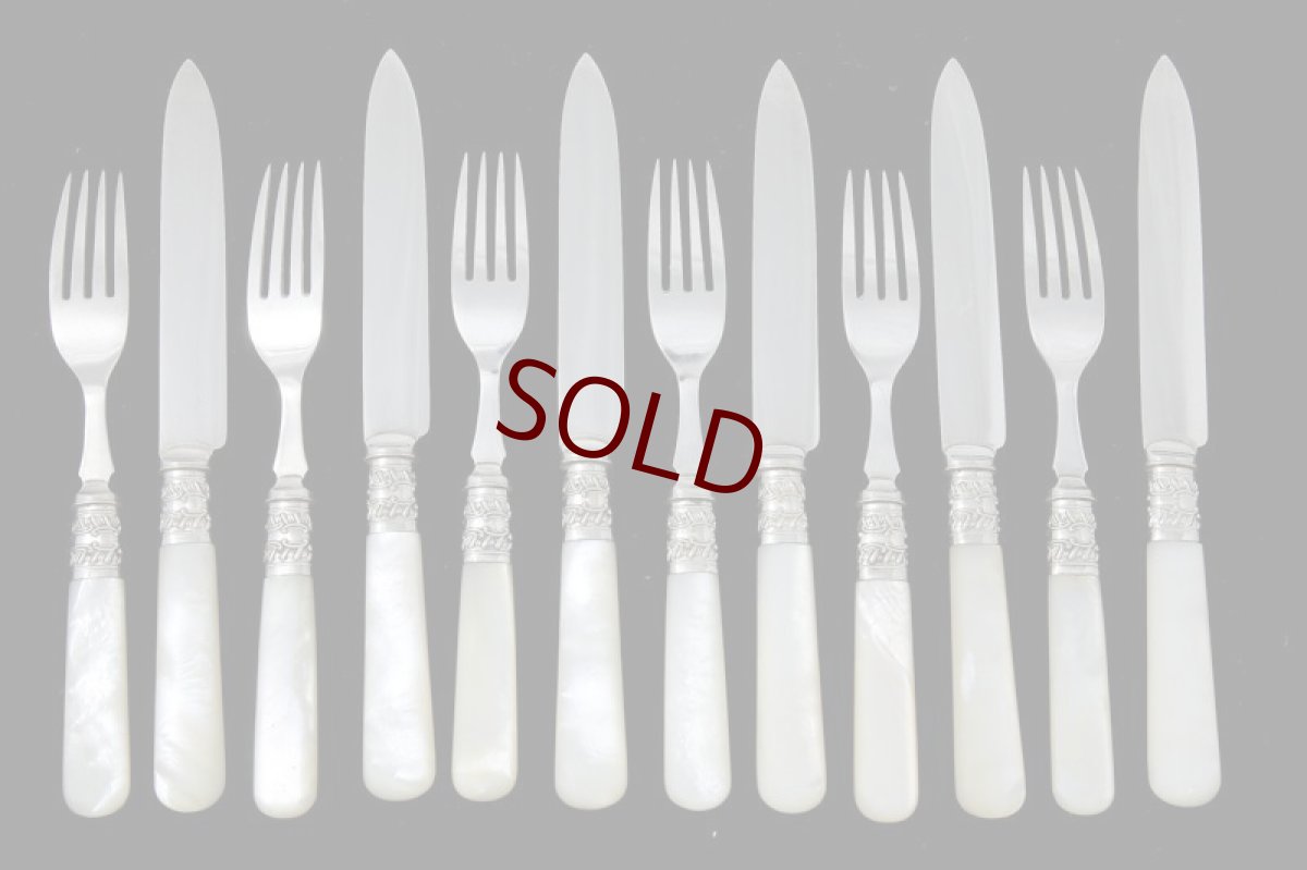 画像3: シルバープレート製　1897年制作　白蝶貝ハンドル　手彫りブレード　デザートカトラリー6組セット　ボックス入り (3)