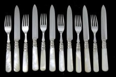 画像3: シルバープレート製　1897年制作　白蝶貝ハンドル　手彫りブレード　デザートカトラリー6組セット　ボックス入り (3)