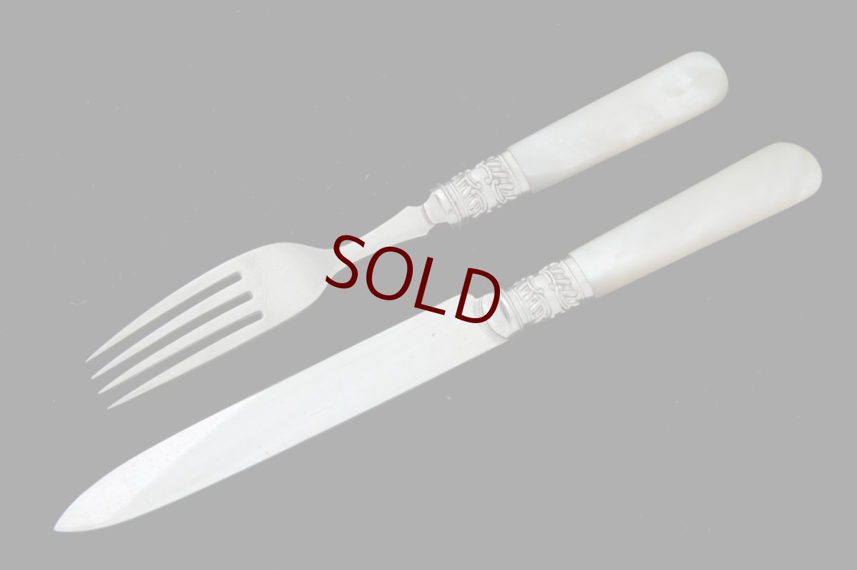 画像5: シルバープレート製　1897年制作　白蝶貝ハンドル　手彫りブレード　デザートカトラリー6組セット　ボックス入り (5)