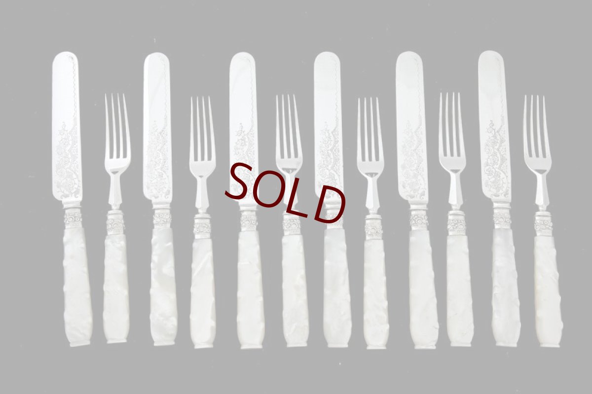 画像1: シルバープレート製1893年 白蝶貝ハンドル　手彫り　デザートカトラリー6組セット (1)