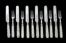 画像1: シルバープレート製1893年 白蝶貝ハンドル　手彫り　デザートカトラリー6組セット (1)