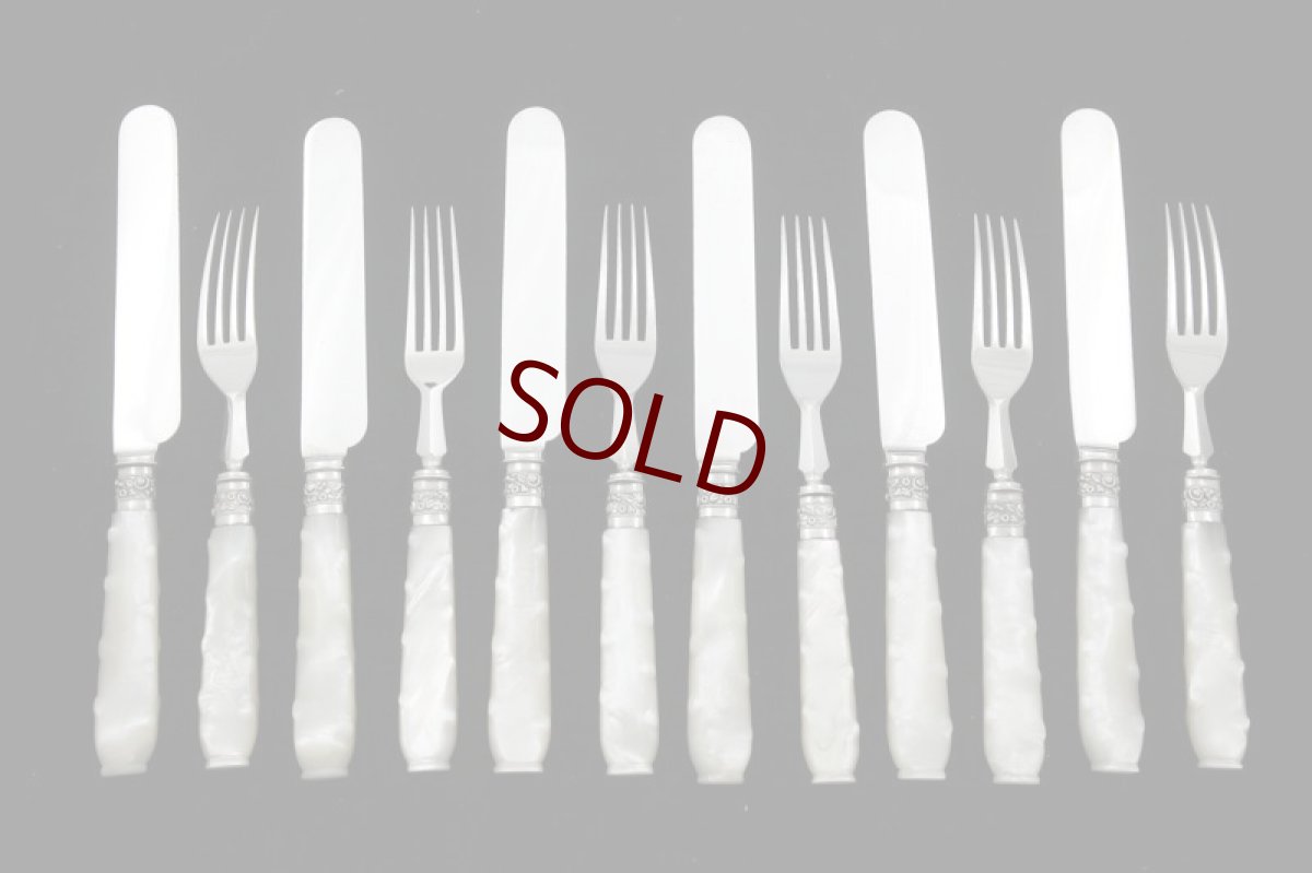 画像2: シルバープレート製1893年 白蝶貝ハンドル　手彫り　デザートカトラリー6組セット (2)