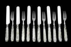 画像2: シルバープレート製1893年 白蝶貝ハンドル　手彫り　デザートカトラリー6組セット (2)