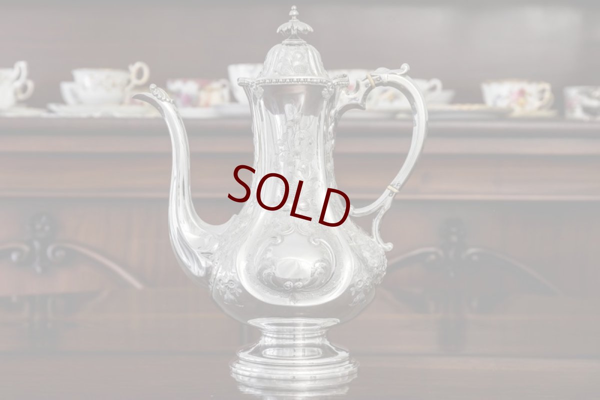 画像2: シルバープレート製　ヴィクトリア時代中期　お花と果物の手彫り彫刻　ティー＆コーヒー4点セット (2)