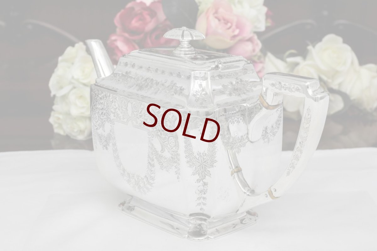 画像2: シルバープレート製 1888年 Atkins Brothers お花のガーランドのティーポット (2)